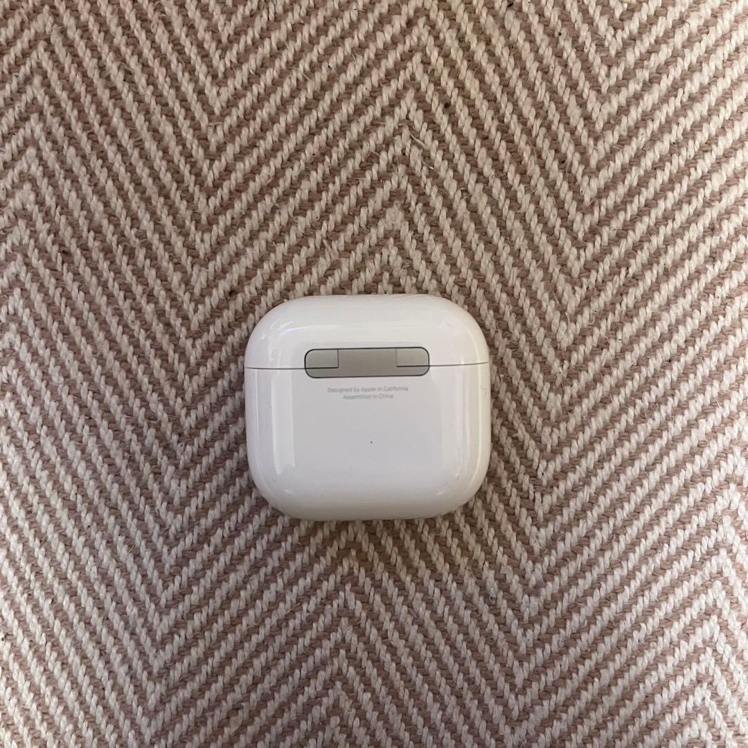 【新品•未使用】　AirPods 第4世代　Apple ノイズキャンセリング