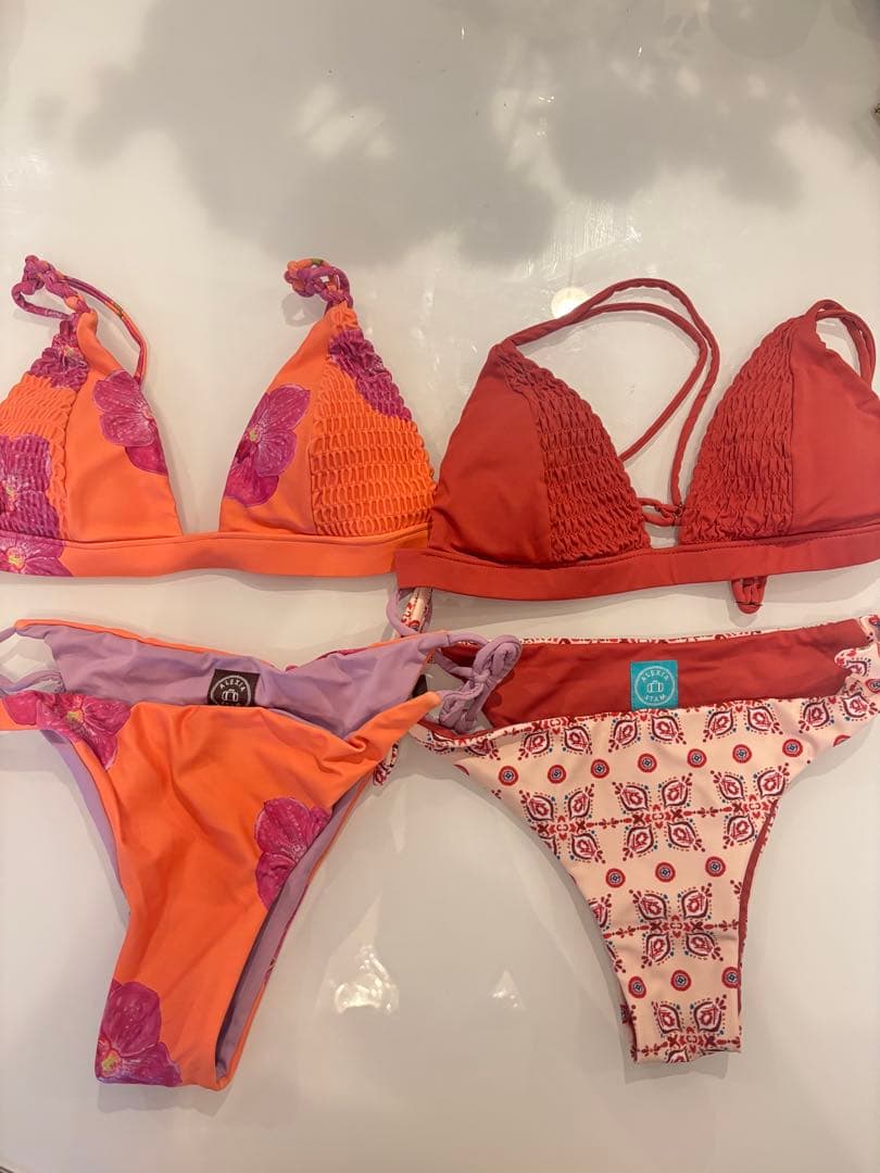 左側の水着のみ(オレンジ色)