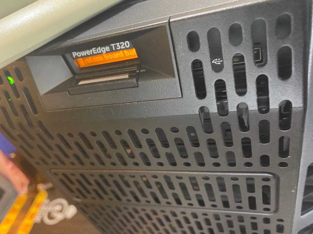 DELL PowerEdge T320 Xeon　OSあり