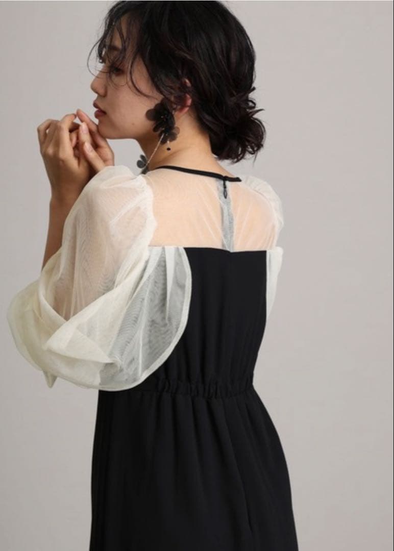 チュールオフショルダードレス　オフホワイト×黒パーティードレス　結婚式