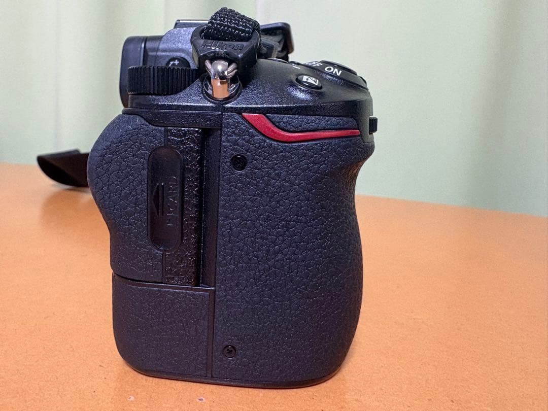 Nikon Z 6 ミラーレス一眼カメラ-ニコン +ニンジャストラップ付き