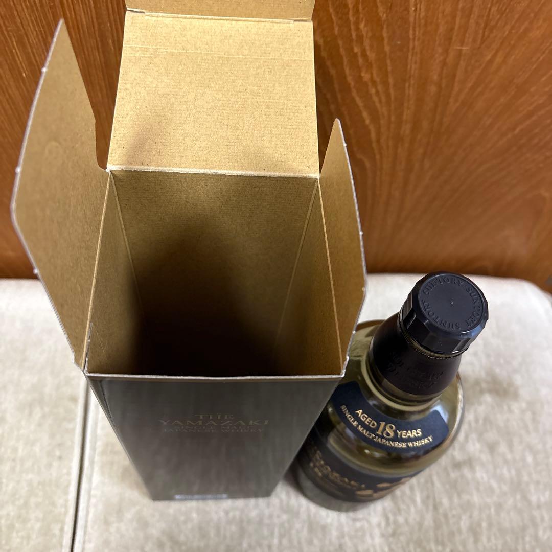 山崎18年の空瓶，空箱