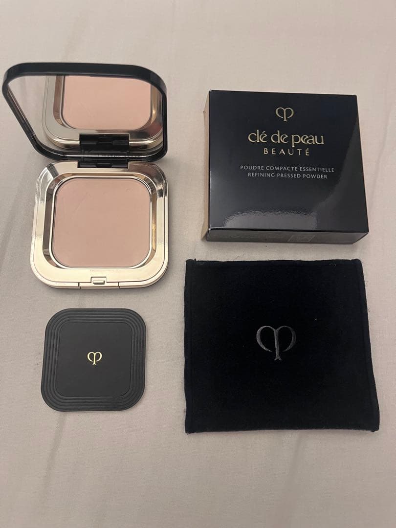 ほぼ未使用プードルコンパクトエサンシエルn clé de peau BEAUTE