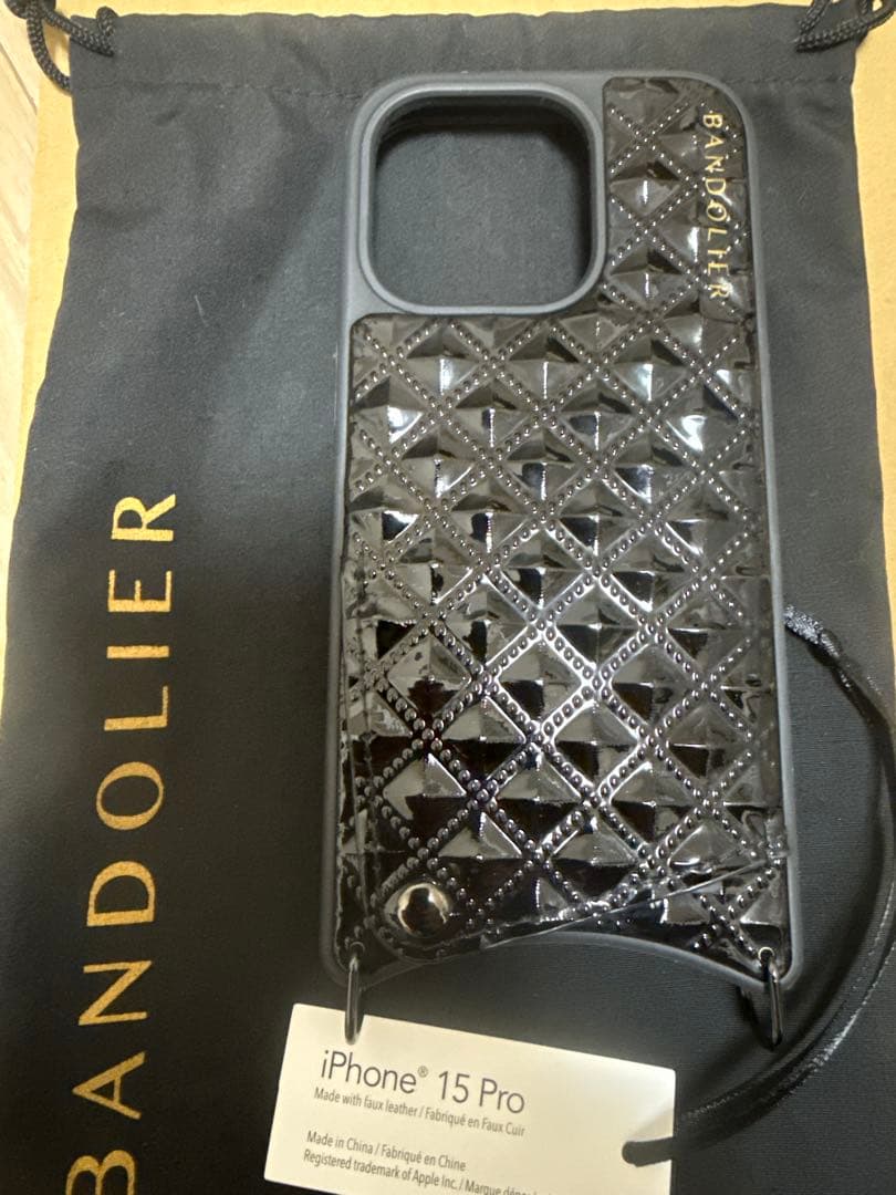 美品 バンドリヤーiPhone15 Pro シーラ ブラック カバー本体のみ