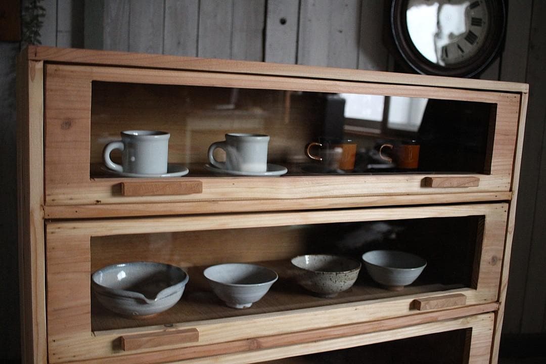 前面ガラスの引き出し4段　食器棚　シャツケース　収納棚　古家具