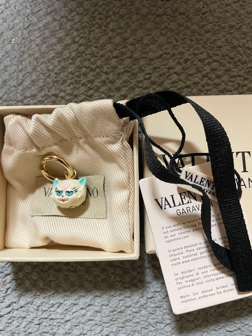 新品未使用！VALENTINO 猫の顔チャーム　ピアス