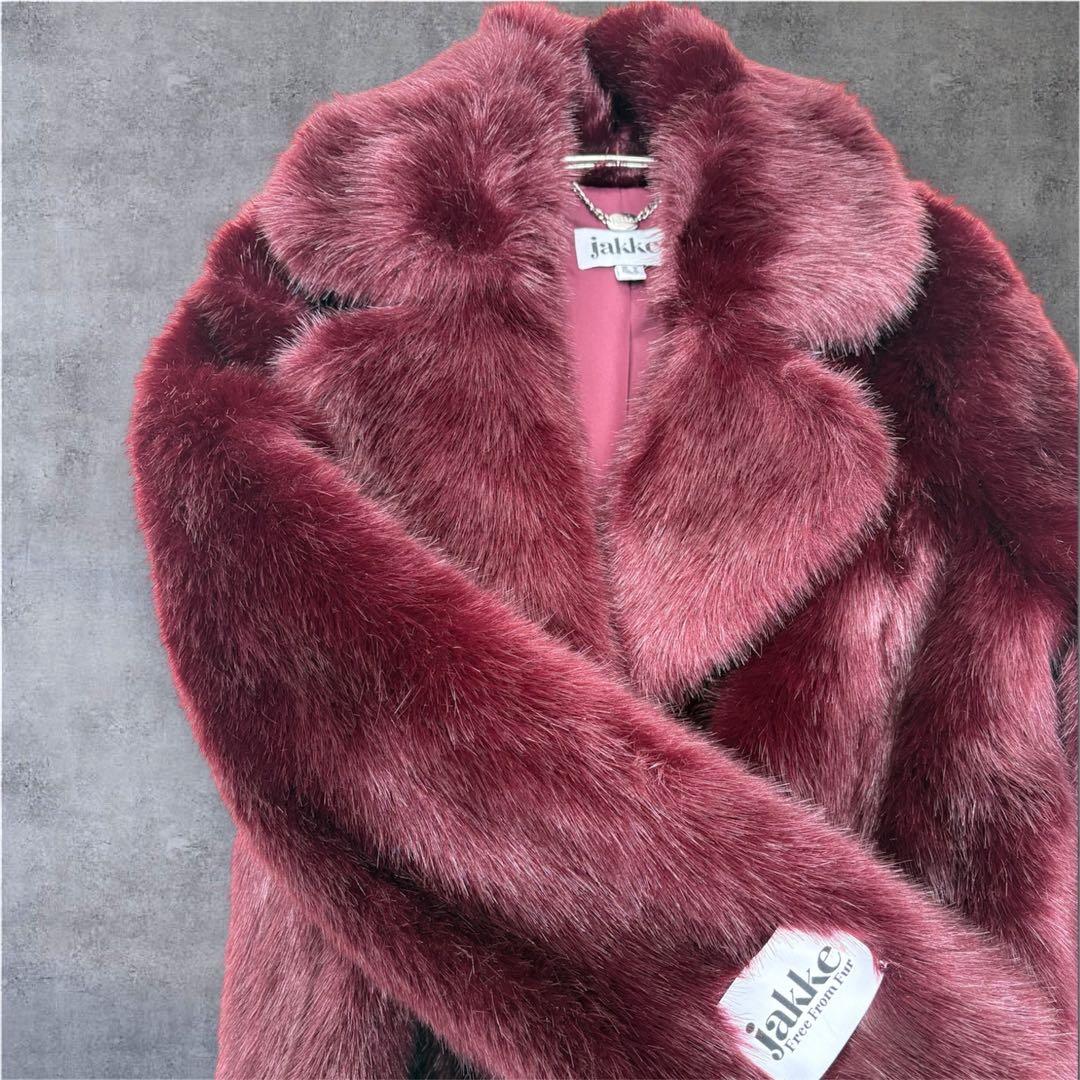 jakke ルビーレッドのフェイクファーコート