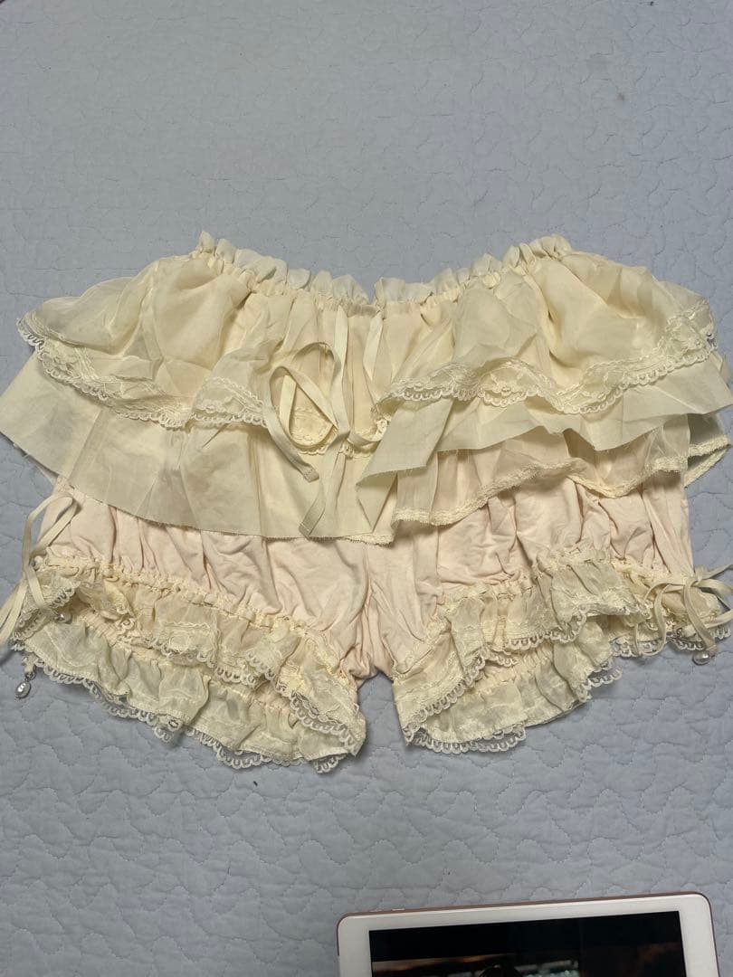 glowny アイボリー フリルショートパンツ