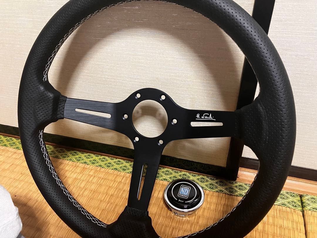 ナルディ（NARDI）クラシックレザーステアリング 35パイ　海外輸入品
