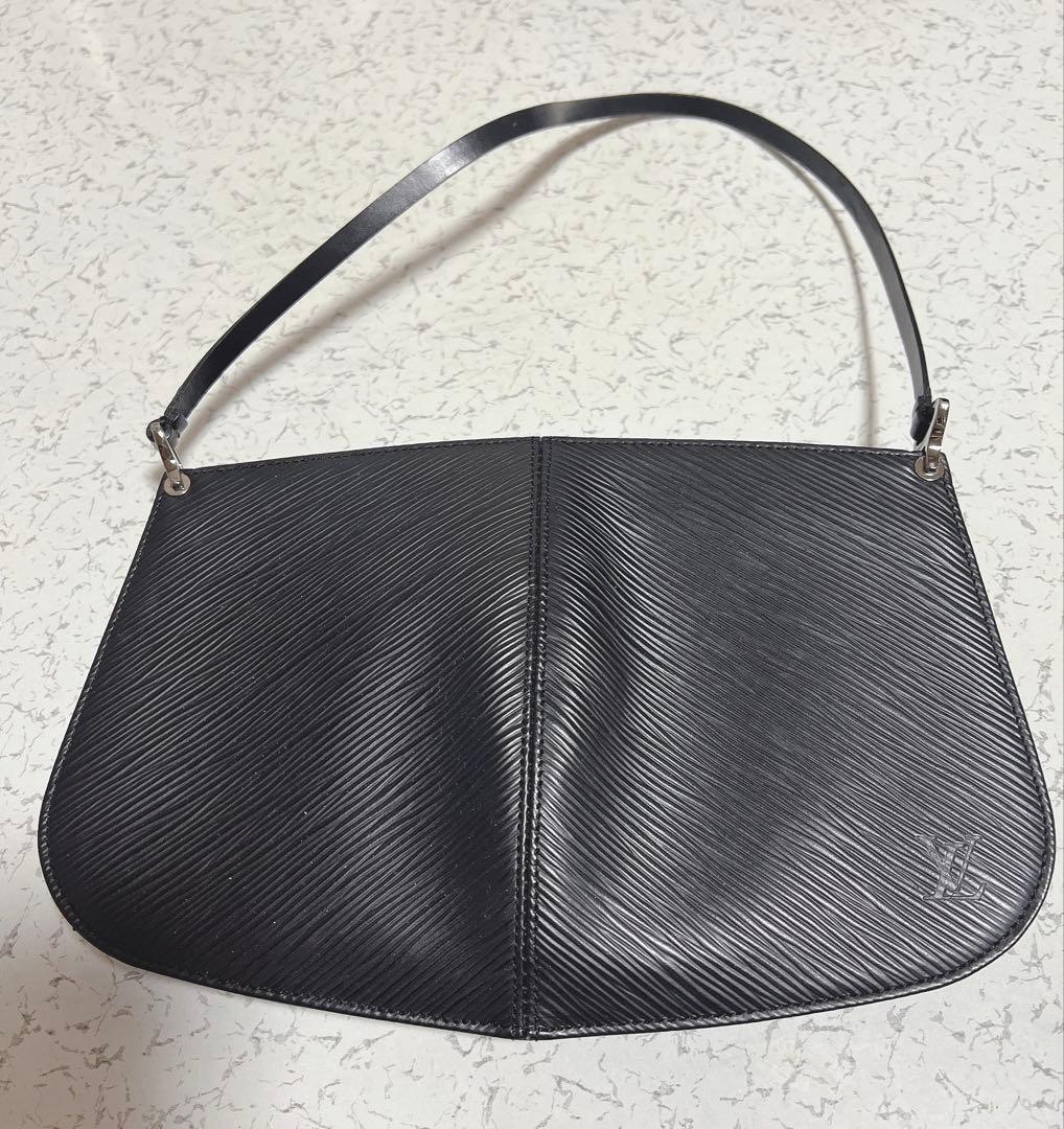 Louis Viutton エピ バッグ 黒