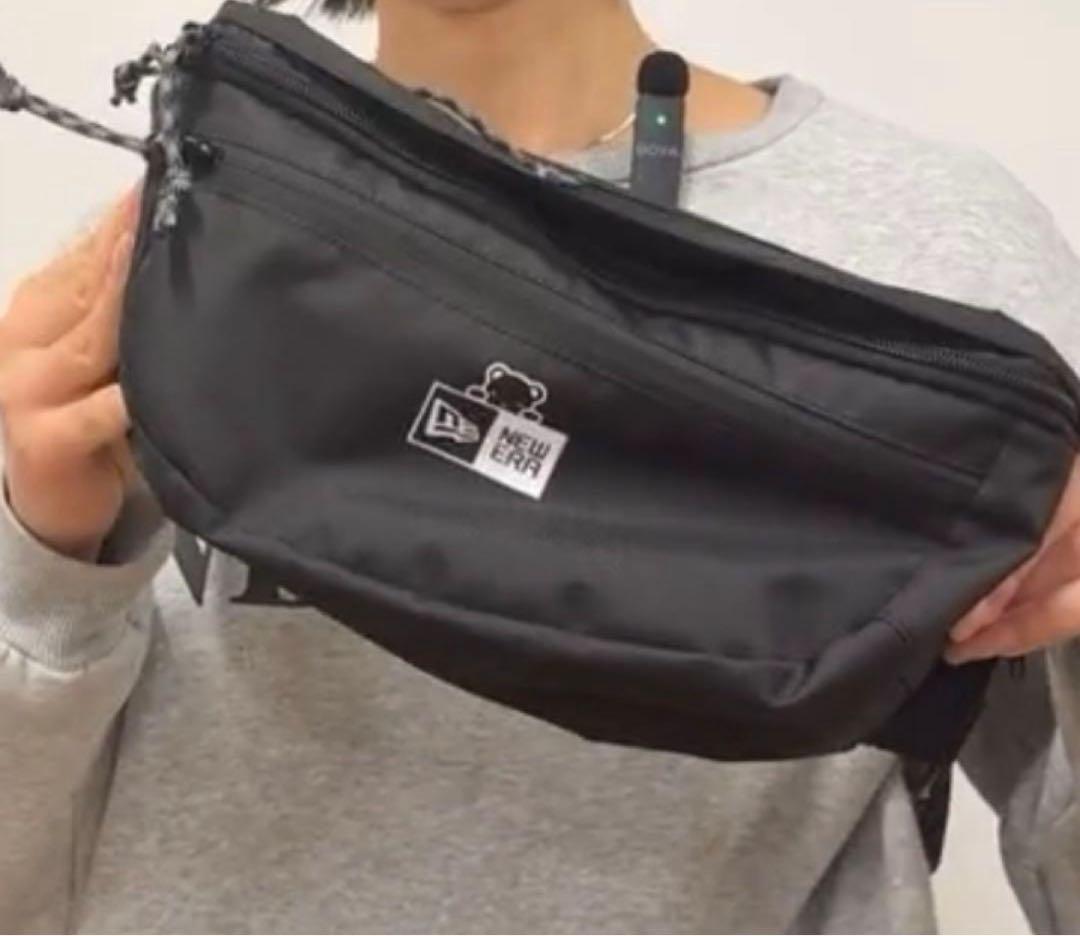 新品タグ付き　ボディバッグ〈NEW ERA® × familiar〉
