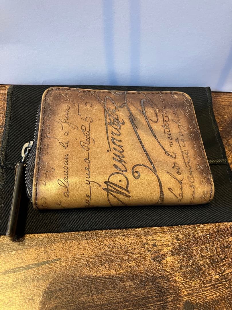 BERLUTI ブラウンミニ財布 手書き風デザイン