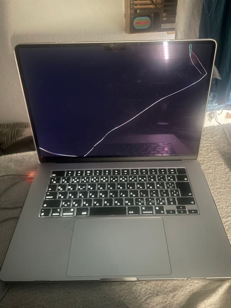 MacBook Pro スペースグレー ひび割れあり