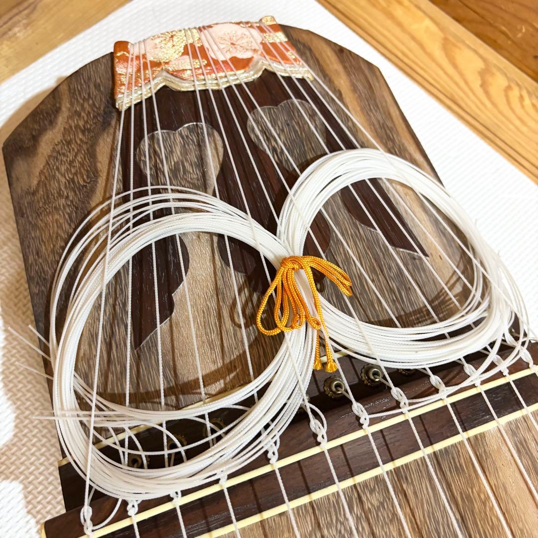 琴 十三弦 金蒔絵 並甲 すだれ彫り 13弦 和楽器