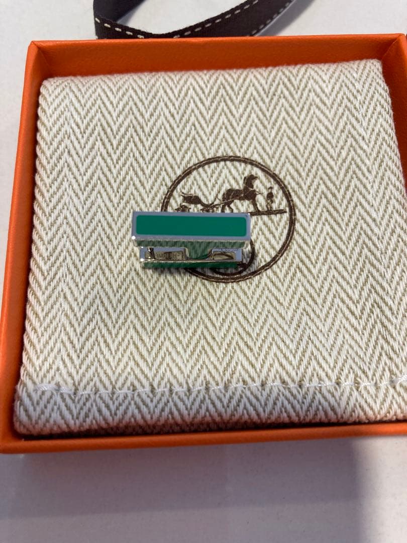 新品HERMESエルメス シングルピアス《H》ラッカーメタル パラディウム