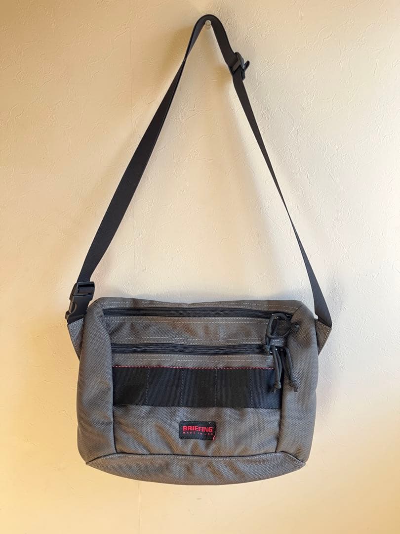 USA BRIEFING ショルダーバッグ グレー