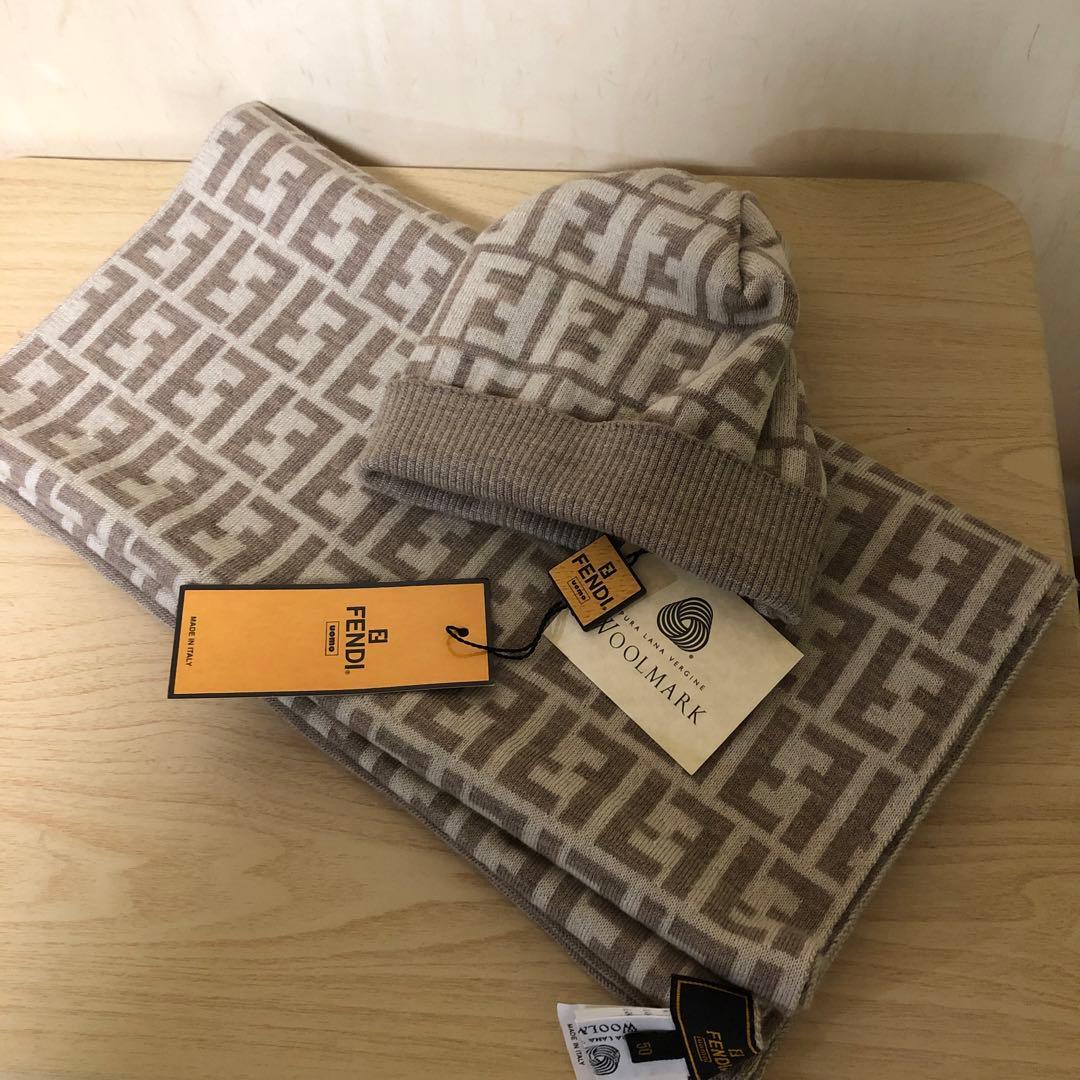 新品、美品FENDIフェンディ　ズッカロゴニット帽、マフラーセット　送料無料