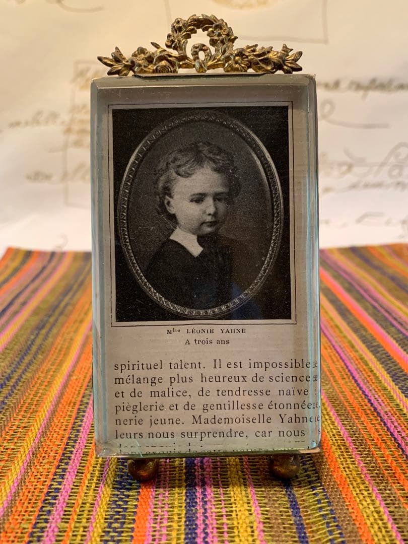 フランス製　アンティークの真鍮リボン細工が素敵な写真立て！写真も可愛いです！