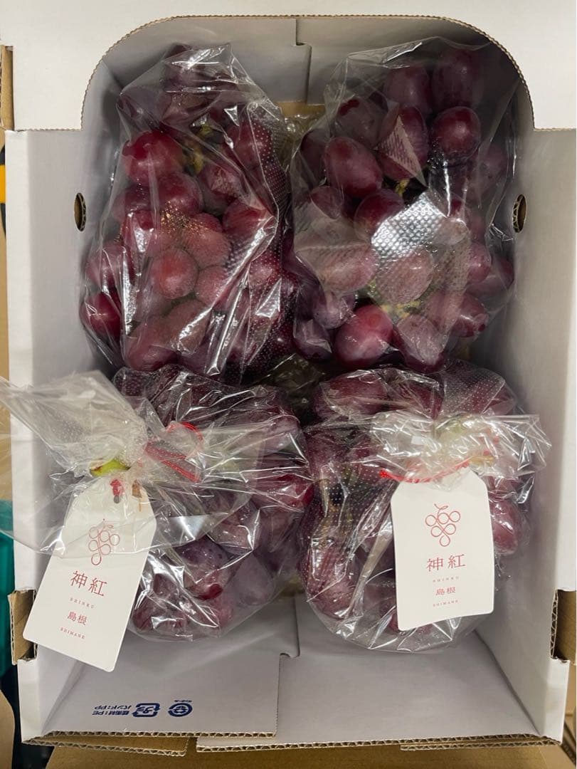 ③【島根県産】神紅(しんく)ぶどう約2キロ(3〜4房)