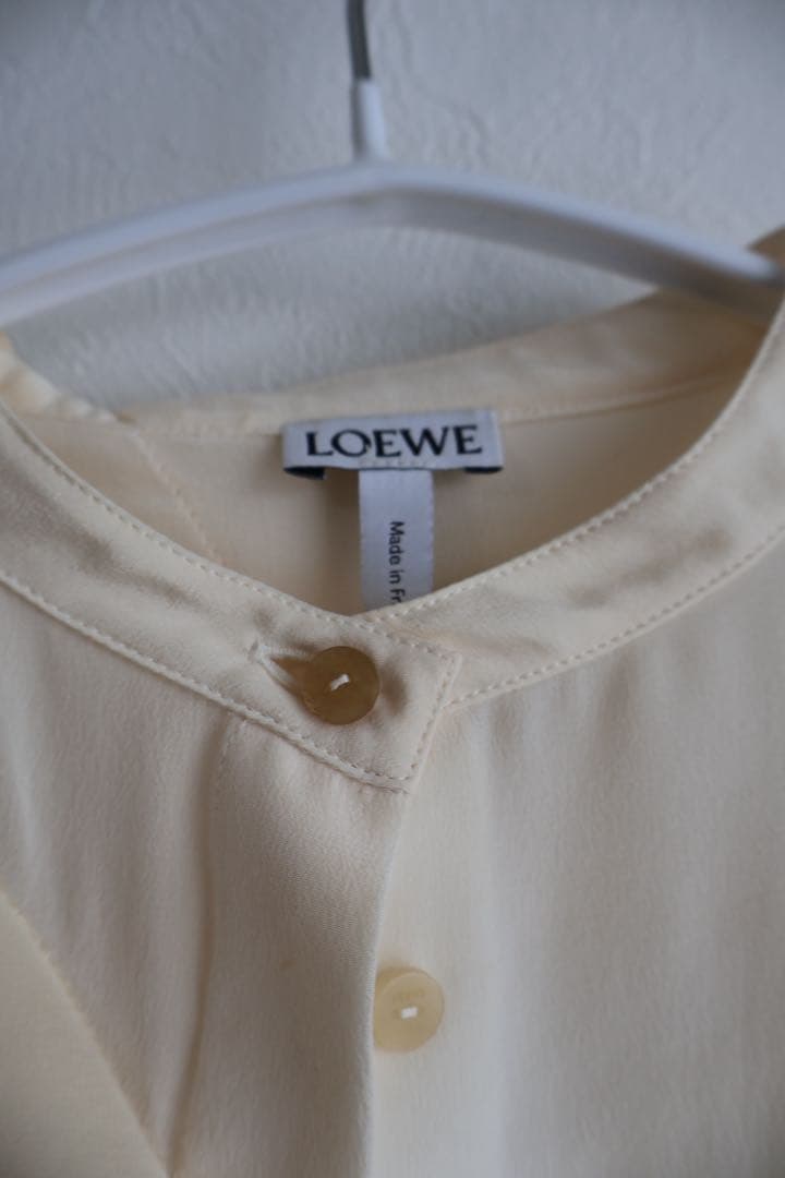 ロエベ　LOEWE ループ付きクリーム色長袖ブラウス