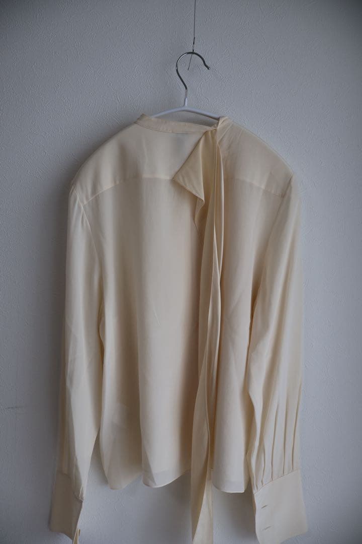 ロエベ　LOEWE ループ付きクリーム色長袖ブラウス