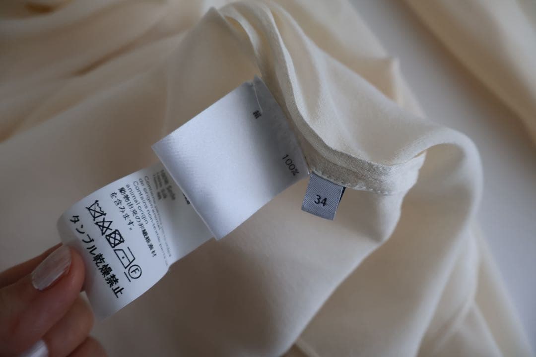 ロエベ　LOEWE ループ付きクリーム色長袖ブラウス