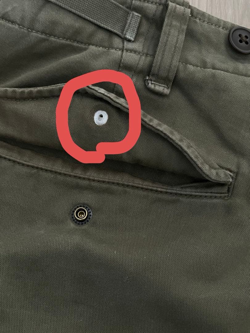 カーゴパンツとネイビーチノパン