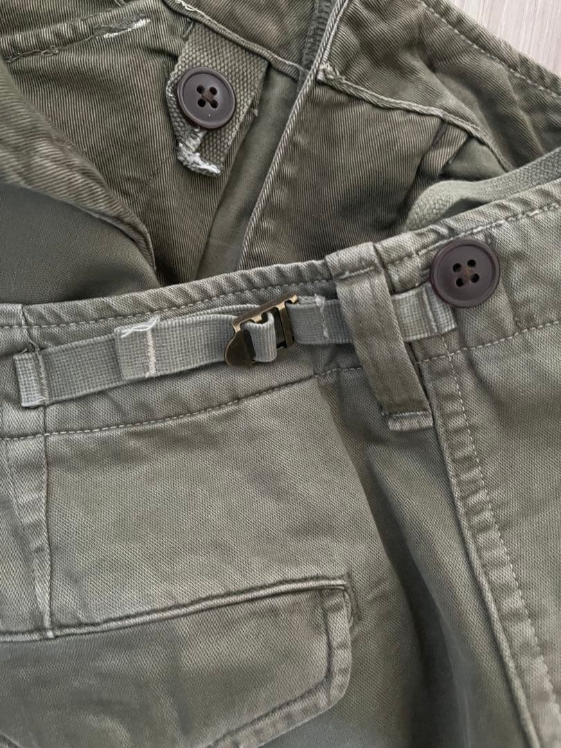 カーゴパンツとネイビーチノパン