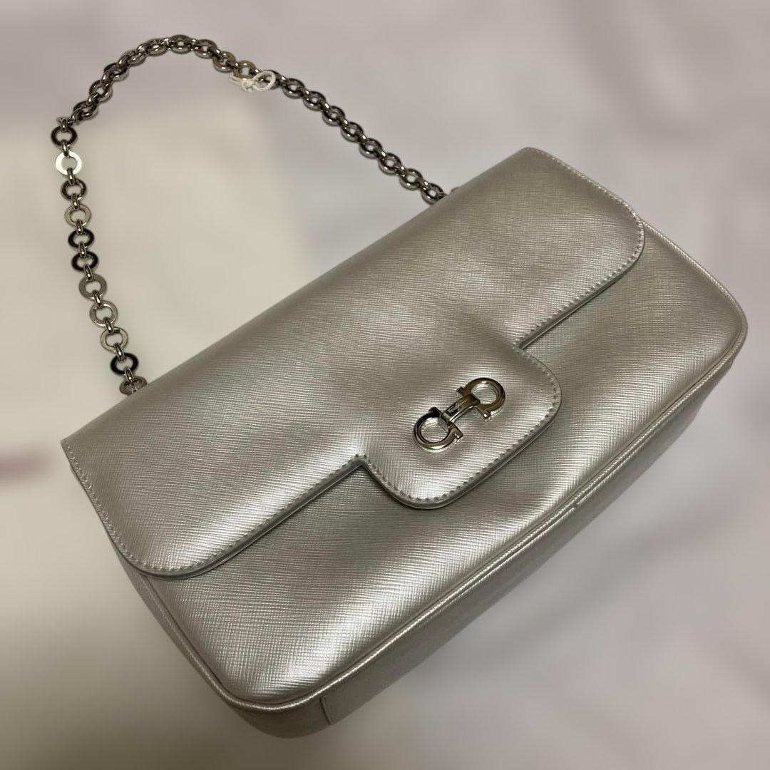 未使用 フェラガモ シルバー チェーン ショルダーバッグ 銀 イタリア製 布袋