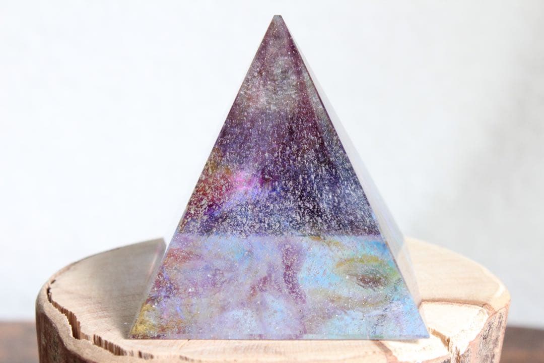 シエラネバダ産アンダラクリスタル　ピラミッド　大きめ　マルチカラー　パープル系