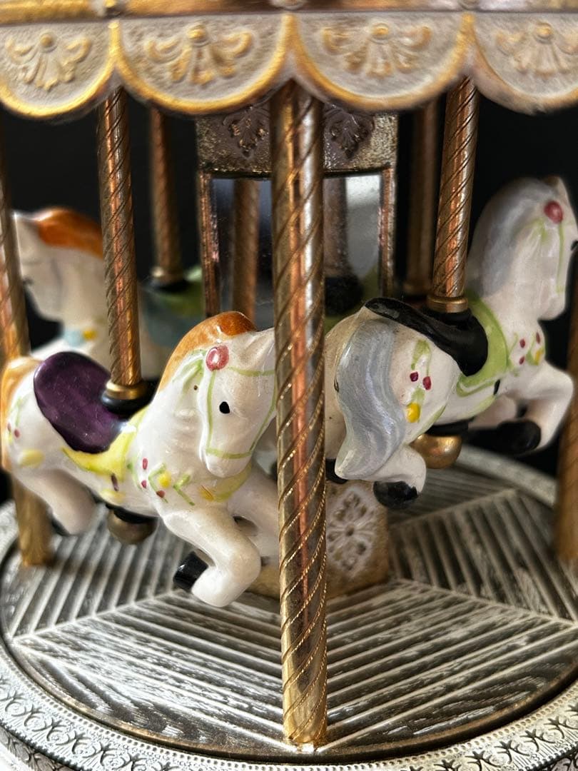 アンティーク　美しいメリーゴーランド オルゴール 陶器製