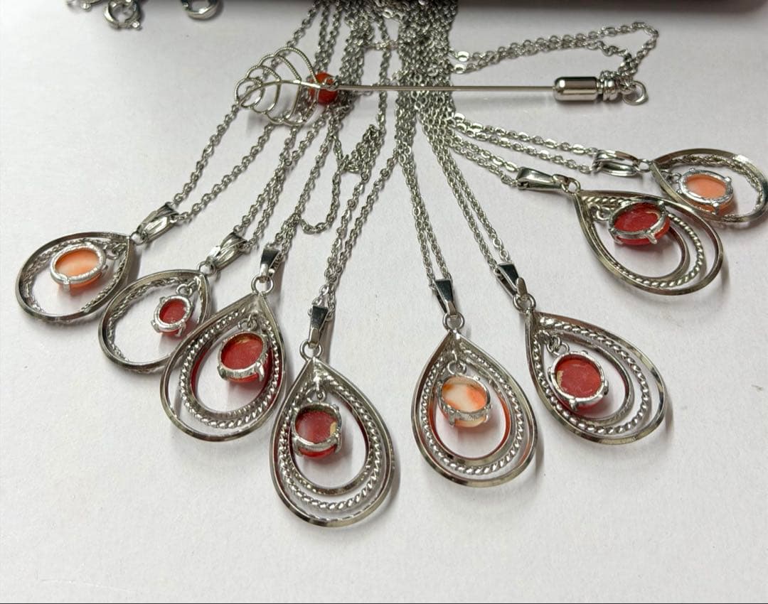 241天然珊瑚付き　ペンダントネックレスとブローチ9点セット