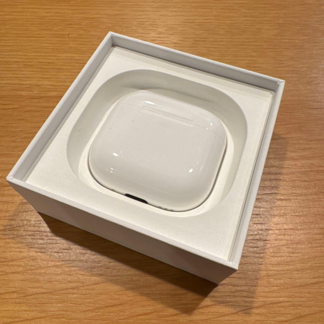 Apple AirPods 4 本体 充電ケース付き　値下げしました