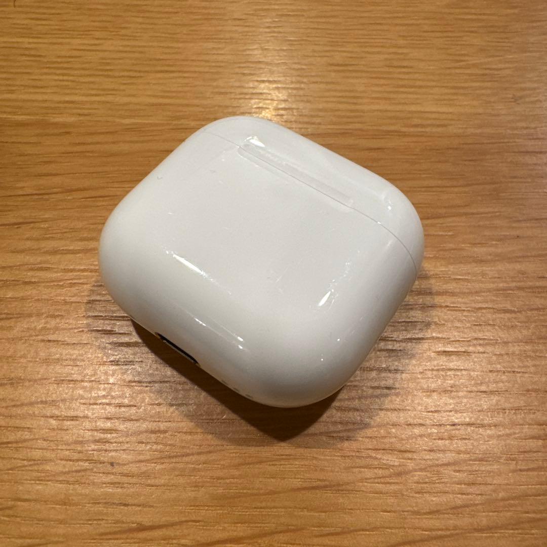 Apple AirPods 4 本体 充電ケース付き　値下げしました