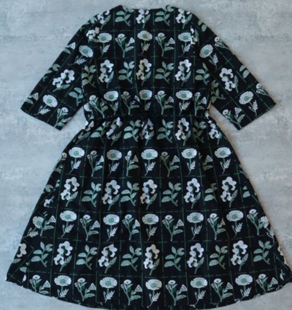 ビュルデサボン　花切手の刺繍フレアーワンピース