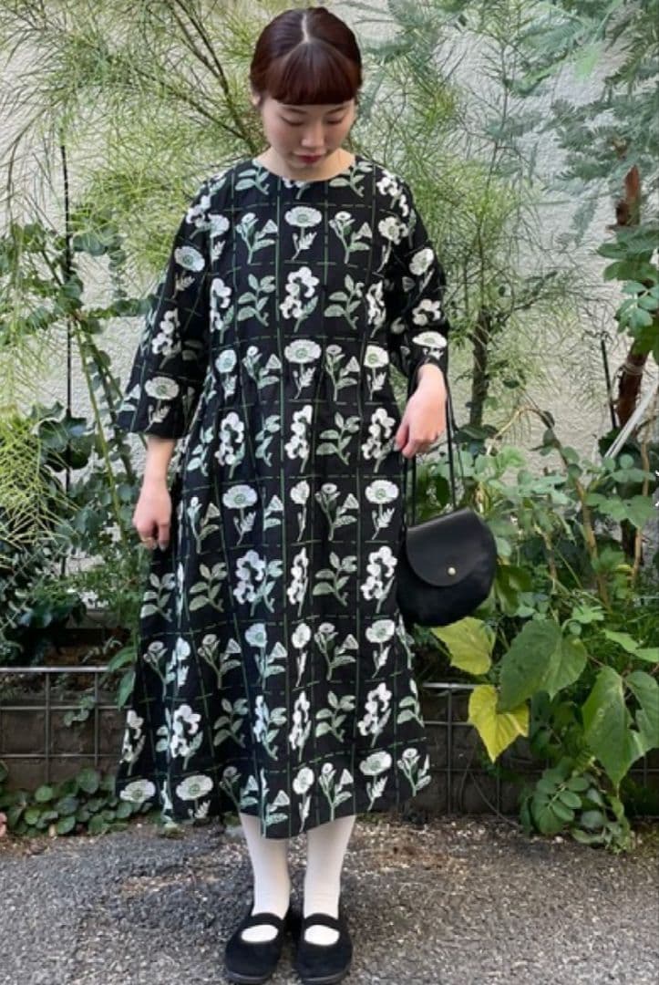 ビュルデサボン　花切手の刺繍フレアーワンピース