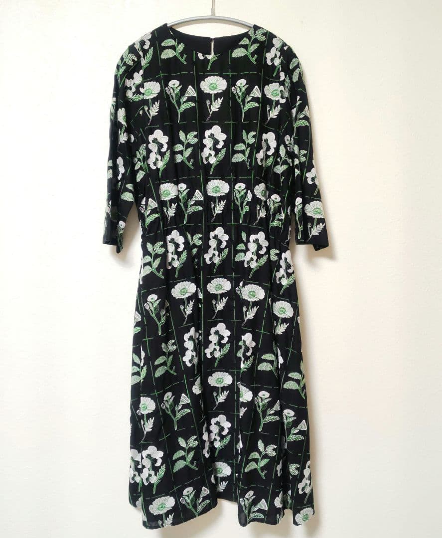 ビュルデサボン　花切手の刺繍フレアーワンピース