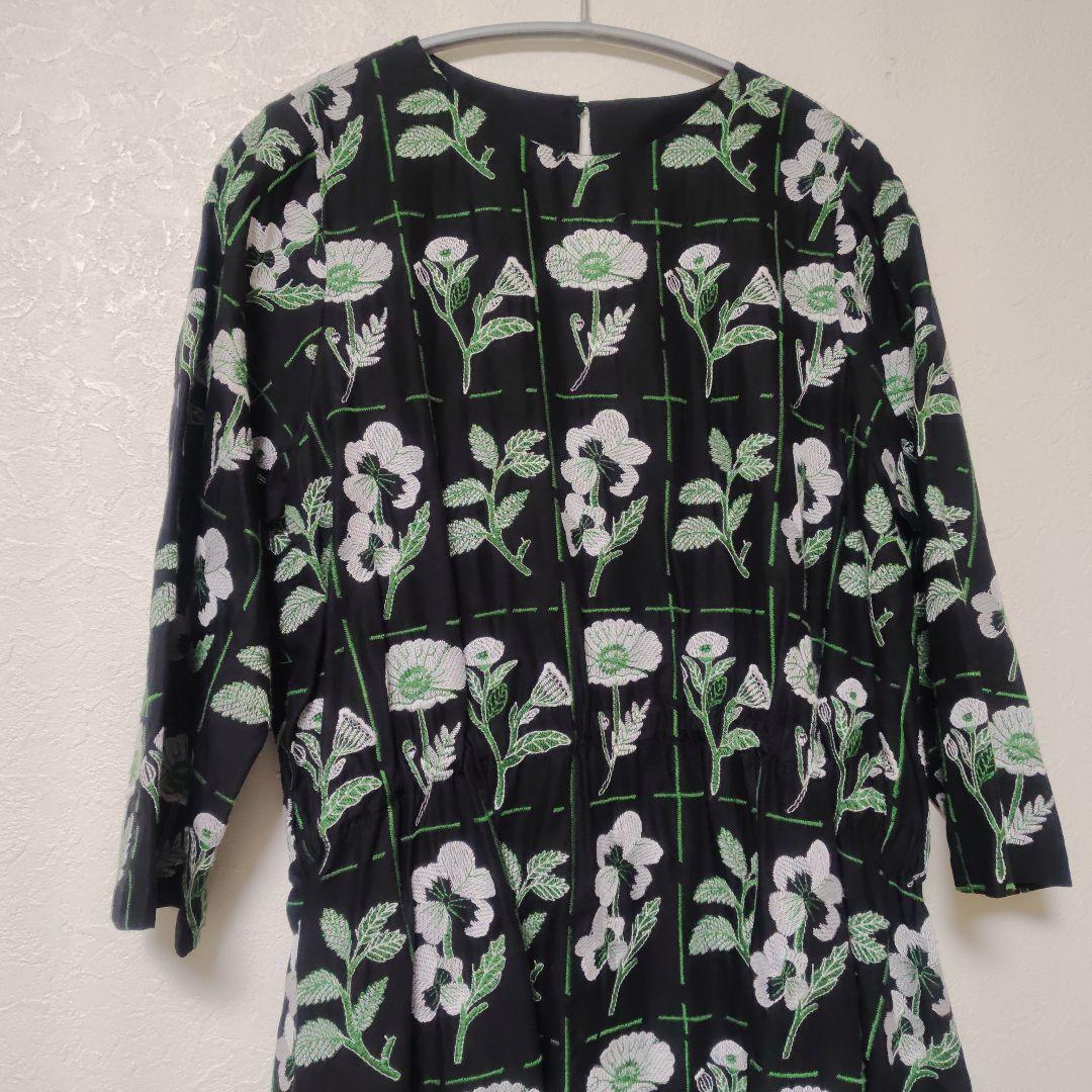 ビュルデサボン　花切手の刺繍フレアーワンピース