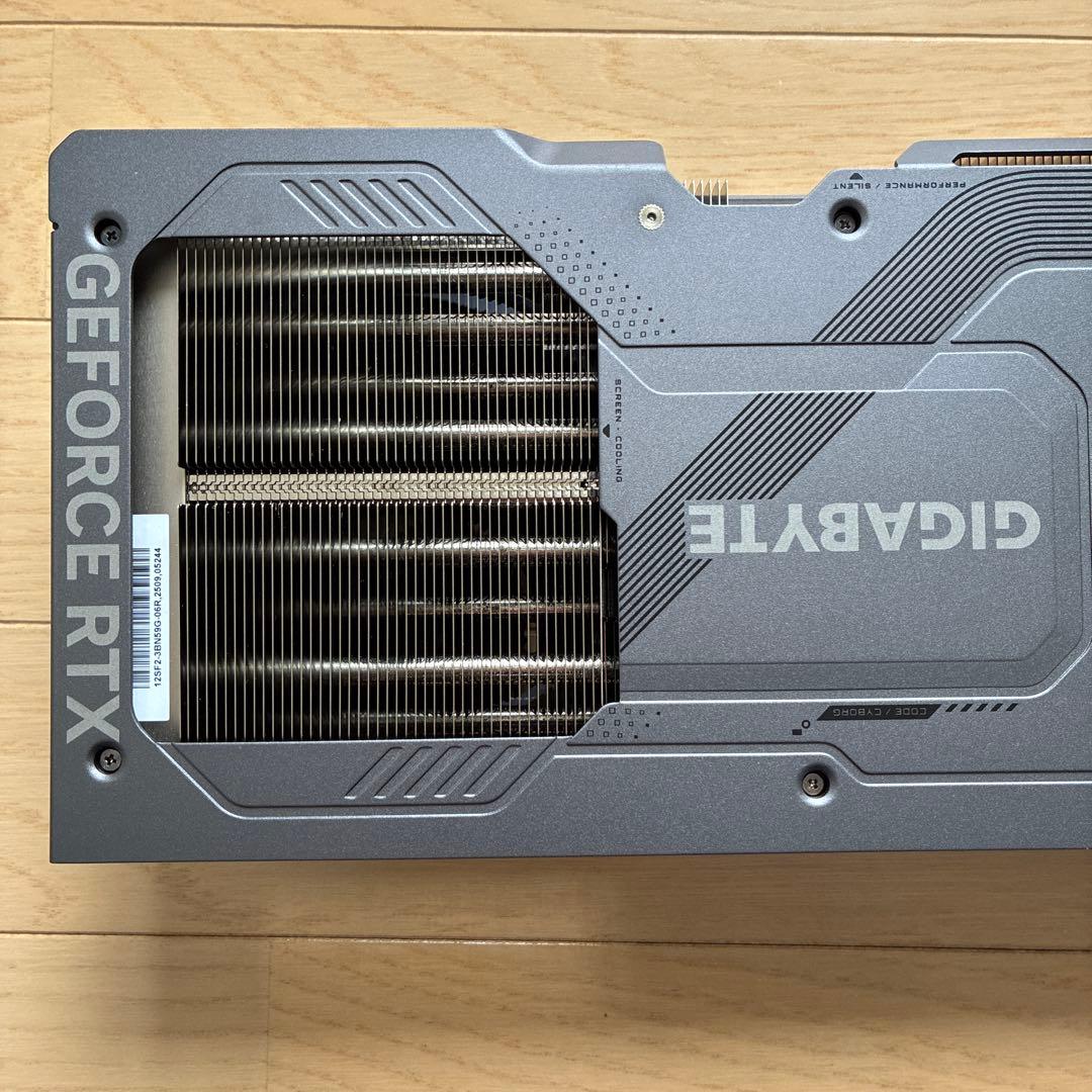 gigabyte RTX5090 ヒートシンク ファン　バックプレート　LED