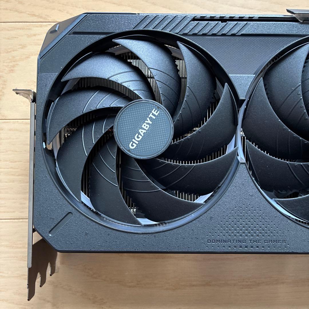 gigabyte RTX5090 ヒートシンク ファン　バックプレート　LED