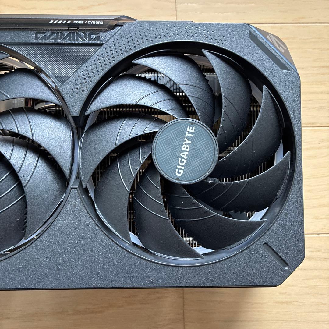 gigabyte RTX5090 ヒートシンク ファン　バックプレート　LED