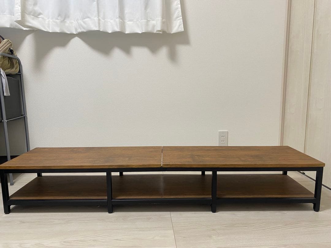 シンプルなブラウンのテレビ台