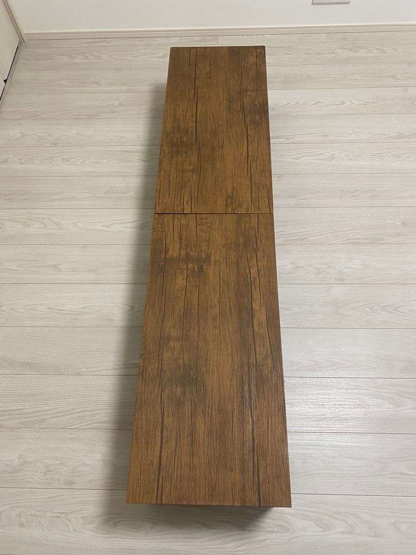 シンプルなブラウンのテレビ台