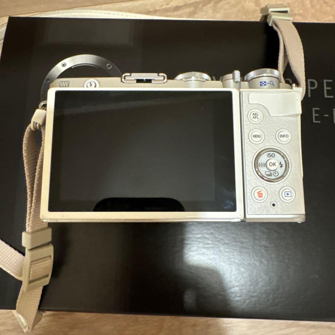 OLYMPUS PEN E-P7 ホワイト　本体(レンズキット)