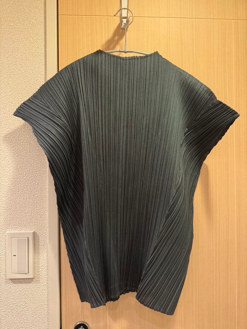 PLEATS PLEASE プリーツデザイン 半袖 ダークグレーイッセイミヤケ