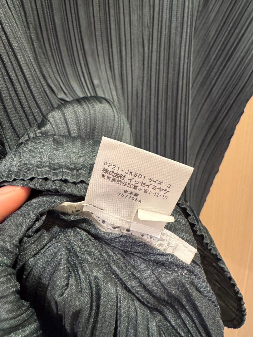 PLEATS PLEASE プリーツデザイン 半袖 ダークグレーイッセイミヤケ