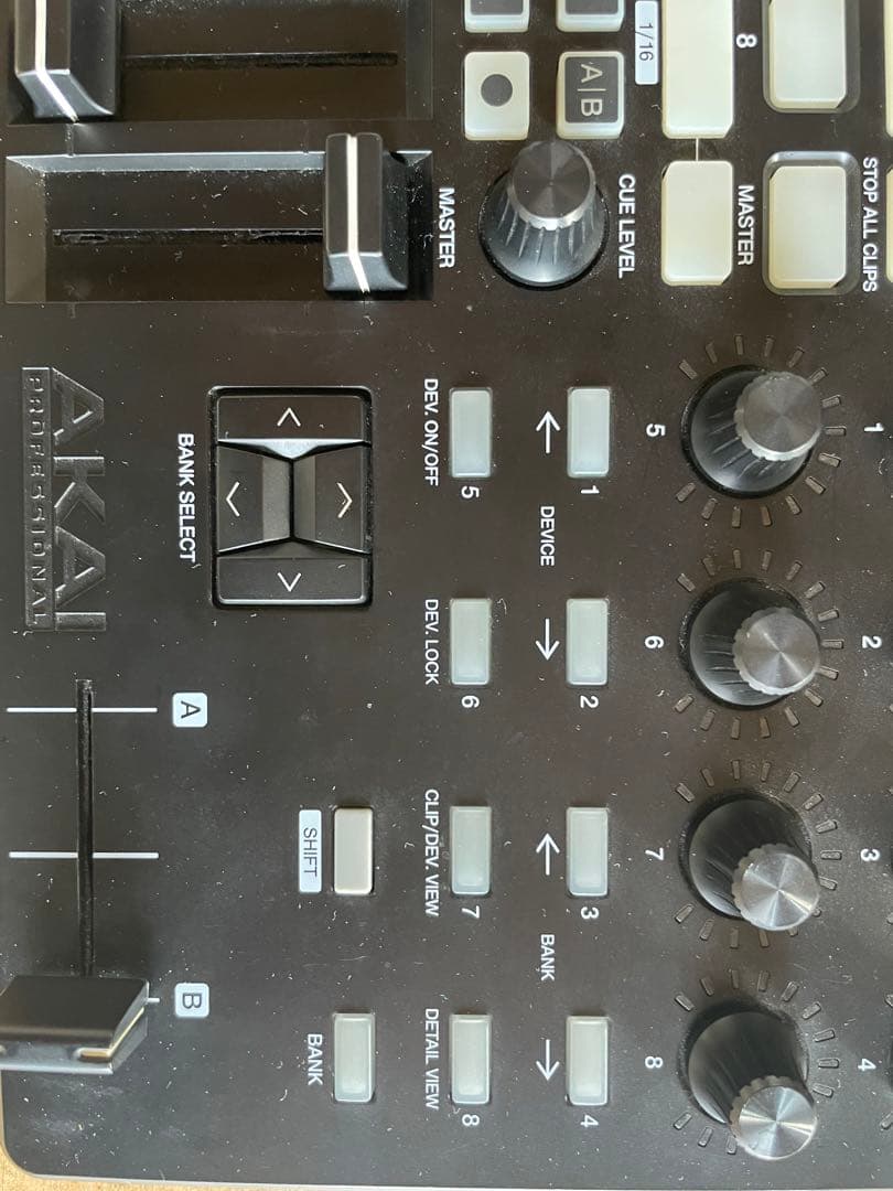 AKAI APC40 MKII コントローラー　(一部故障)