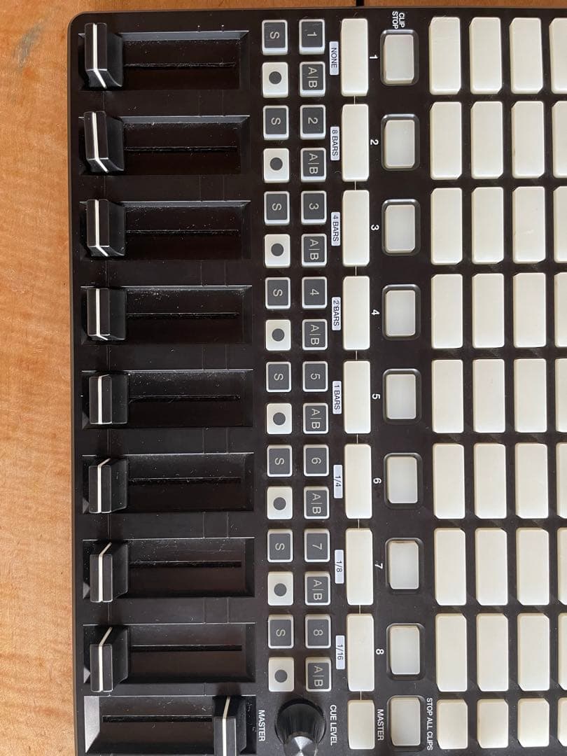 AKAI APC40 MKII コントローラー　(一部故障)