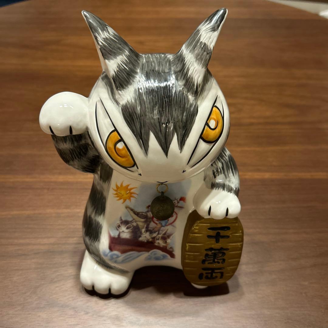 招き猫風の猫の置物