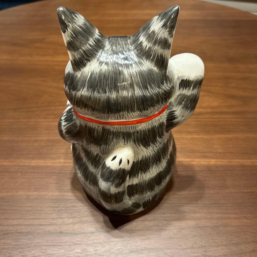 招き猫風の猫の置物